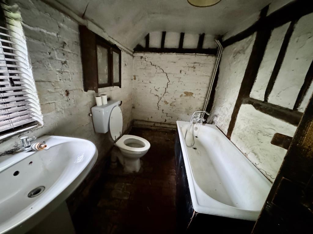 Lot: 134 - DETACHED THATCHED COTTAGE ON ALMOST TWO ACRE PLOT WITH DETACHED THATCHED OUTBUILDING - Bathroom